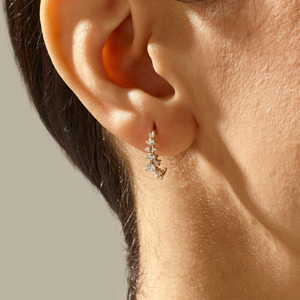 Boucles d'oreilles créoles en or rose avec grappe florale de diamants de laboratoire - Product Image 4