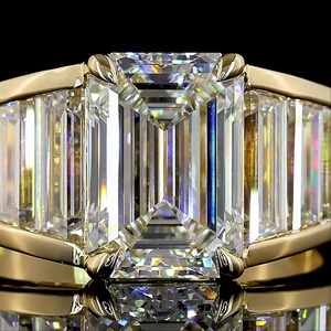 Bague vintage en or massif avec pierre précieuse taille émeraude de 3 carats certifiée IGI, sertie de diamants baguette style Art Déco - Product Image 3