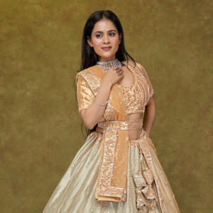 ชุดเลเฮนกาโชลีผ้าไหมดีไซน์เนอร์แบบดั้งเดิม ปักลายดิ้นทองอย่างประณีต กระโปรงทรงบานสำหรับเจ้าสาว ผ้าคลุมไหล่เน็ตหรูหรา สำหรับงานแต่งงาน งานดิวาลี และงานปาร์ตี้ - Product Image 5