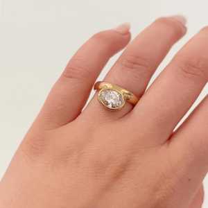 แหวนเพชรทรงรี 1.50 กะรัต ทอง 14K เพชรเลี้ยงในห้องปฏิบัติการ แบบฝังขอบตะวันออก-ตะวันตก กว้าง 4 มม. แหวนเพชรเม็ดเดี่ยวแบบ Eternity Bands ขายส่ง - Product Image 4