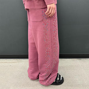 Pantalones de chándal anchos de algodón 100% de alto gramaje con efecto desgastado por el sol y lavado ácido, estilo streetwear, con pedrería y diseño apilado. - Product Image 1