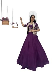 เสื้อครอปท็อปดีไซน์เนอร์สำหรับงานเทศกาลผู้หญิง สไตล์เลเฮนกาโจลี แบบเสื้อแจ็คเก็ต สำหรับงานปาร์ตี้และงานแต่งงาน ตกแต่งด้วยงานปักดิ้นและเลื่อม - Product Image 4