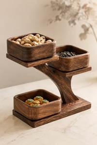 Plateau cadeau en bois de luxe pour le Ramadan avec trois bols carrés pour noix et en-cas, design minimaliste, finition polie. - Product Image 1