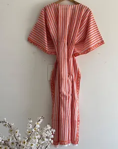 Robe maxi kaftan en coton imprimé rouge corail de qualité supérieure, style bohème, col en V, manches courtes et coupe décontractée pour les vacances. - Product Image 1