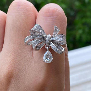 Anillos de plata de ley 925 chapados en rodio con diseño de lazo de diamantes tallados, estilo hip hop, para uso diario, regalo, boda, cóctel, llamativo. - Product Image 2