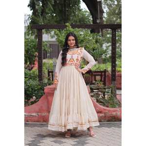 Vestido de Noche Blanco Hermoso Especial para Navratri, Talla M, con Bordado Multihilo - Product Image 1