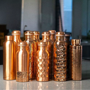 Botella de cobre ayurvédica brillante para bebidas, yoga, fitness, hidratación, desintoxicación, botella de agua de cobre natural, botella de cobre puro martillada - Product Image 1