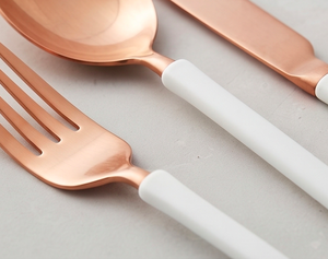 Ensemble de couverts modernes en cuivre avec manches blanches, compatibles lave-vaisselle, 5 pièces, pour utilisation sur table de mariage - Product Image 2