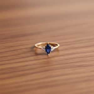 Anillo de Cuarzo Azul Marquesa con Zafiro y Acentos de Circonita, Anillo de Promesa de Plata de Ley 925 con Baño de Oro de 14K, Joyería - Product Image 1