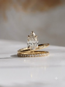 Anillo de Diamantes Cultivados en Laboratorio con Corte Pera Clásico para Mujer, con Banda Pavé Chapada en Oro, para Regalo de Aniversario y Boda - Product Image 1