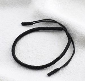Pulsera de la Suerte Tibetana Hecha a Mano de Alta Calidad con Nudos de Cuerda en Rojo, Negro, Marrón, Verde y Multicolor, Elegante y Hermosa - Product Image 3