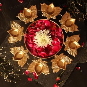 Bandeja Tradicional de Metal con Pétalos de Flores y Acabado Dorado para Decoraciones de Boda - Product Image 2