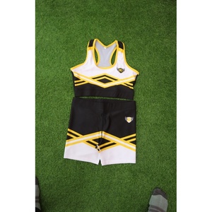 Conjunto Deportivo Personalizado Negro y Amarillo, Bra Deportivo y Pantalones Cortos para Mujer, Ropa Deportiva - Product Image 1