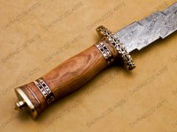 Couteau Tracker en Acier Damas Forgé à la Main, Manche Intégral, Lame Fixe pour la Survie en Extérieur et la Chasse, Bord Dentelé, Pointe Tombante, Haute Qualité