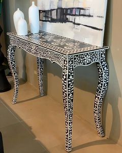 Table console de luxe en os incrusté, fabriquée à la main, avec un savoir-faire détaillé pour les espaces intérieurs design. - Product Image 1