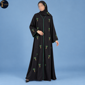 Abaya Palm Tree pour femmes en noir avec passepoil émeraude et manches larges |   Robe élégante et fluide, modeste, avec broderie de palmiers - Product Image 1