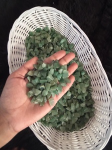 Pierre d'aventurine verte naturelle pour petite pierre à puce de guérison cristal Reiki de forme irrégulière pour la guérison et la décoration intérieure - Product Image 2