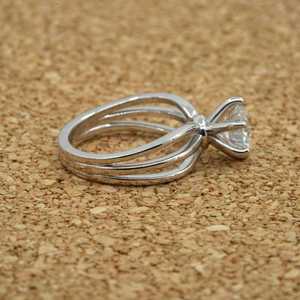 Anillo de Compromiso Solitario con Diamante CZ de Corte Brillante de 2.00 CT, Diseño Moderno de Triple Banda, Plata de Ley 925, Regalo de Aniversario de Bodas - Product Image 4