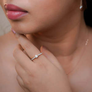 Bague de fiançailles en moissanite taille ronde avec bande pavée, bague de luxe bicolore or et argent - Product Image 1