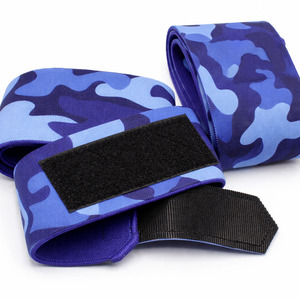 Attelle de coude élastique camouflage bleu avec sangle de compression réglable pour la gym, le fitness et l'haltérophilie - Product Image 1