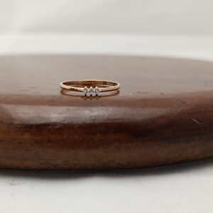 Bague de mariage élégante et délicate pour femme, minimaliste, à trois pierres, empilable, pour usage quotidien, avec micro-incrustation polie, Namivaa - Product Image 3