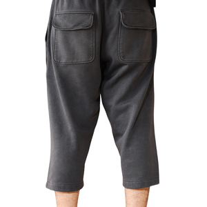 Shorts cargo 3/4 en molleton anthracite pour homme, taille élastique avec cordon de serrage, grandes poches à rabat, coupe ample, style streetwear, fabrication OEM, vente en gros - Product Image 6