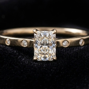 Anillo de Compromiso Solitario con Corte Radiante de 1 Quilate, Anillo de Diamantes en Oro Amarillo de 14K, Bisel con Diamantes Decorativos y Diamante Cultivado en Laboratorio - Product Image 1
