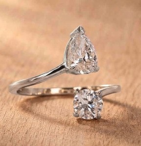 Bague de fiançailles Toi et Moi en or massif 10K 14K 18K avec diamant de laboratoire taille poire et taille brillant rond, design de joaillerie fine DEF VS VVS - Product Image 3