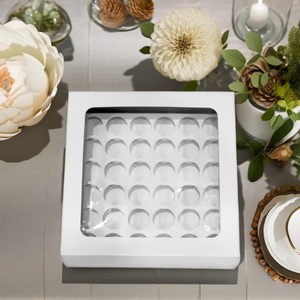 Caja decorativa blanca para cupcakes que ofrece una exhibición elegante para cupcakes y dulces - Product Image 1