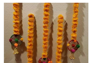 Décoration murale traditionnelle de Diwali avec guirlande de marigolds et motif Diya pour la décoration intérieure du salon. - Product Image 4