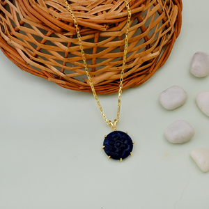 Colgante Solitario Redondo de Iolita Intaglio - Collar Minimalista Chapado en Oro con Grabado - Joyería Boho Hecha a Mano - Regalo para Mujer - Product Image 4