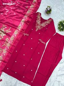 Seda romana de la mejor calidad con bordado y trabajo manual, buti y cuello recto, kurti-pantalón, dupatta con estampado digital a precio de mayorista. - Product Image 6