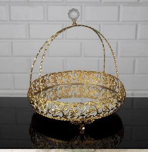 Cesta artística de alambre dorado adornada con tul delicado y arreglos florales. Disponible a precios de mayorista. # Cestas de Regalo de Diseño - Product Image 6