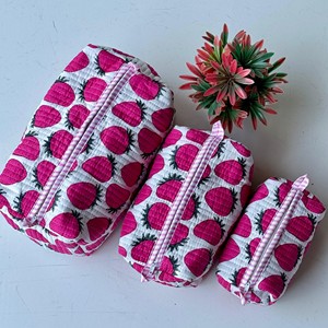 Ensemble de trousses de toilette imprimées fraises, grandes sacoches de rangement textiles multifonctions pour le voyage et l'usage quotidien - Product Image 3