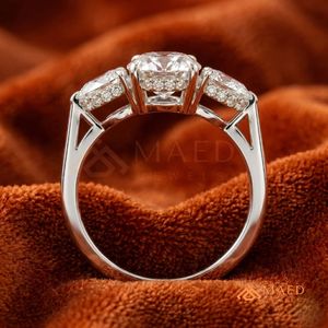 Bague en moissanite ronde à trois pierres pour femme, ton argenté, bijoux de fiançailles et d'anniversaire, style élégant au quotidien - Product Image 4