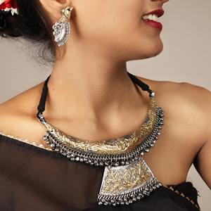 Conjunto de Collar Tribal Bicolor en Plata Oxidada y Chapado en Oro con Colgante Ghungroo para Joyería de Boda Tradicional - Product Image 4