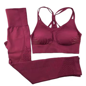 Ensemble de yoga pour femmes, couleur bordeaux uni, soutien-gorge de sport côtelé sans couture, leggings taille haute pleine longueur, détails en maille respirante - Product Image 1