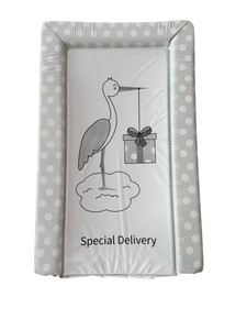 Surface de change pour bébé spacieuse avec couche intérieure en mousse moelleuse et coque extérieure en PVC imperméable pour un changement de couche sans effort - Product Image 3