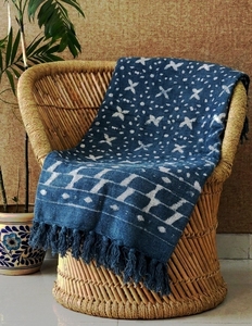 Manta de Algodón Orgánico con Estampado Indigo Ecológico Hecho a Mano - Decoración Moderna para el Hogar, Sala de Estar, Sofá, Viajes y Picnic - Product Image 1
