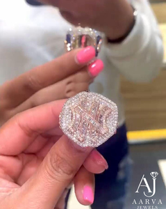 แหวนแต่งงานทรงเรขาคณิตประดับเพชรโมอิสซาไนต์แบบ Iced Out  วงแหวนดีไซน์โดดเด่น ชุบทองคำสีกุหลาบและโรเดียม เงินแท้ 925 ประดับเพชรแบบ Pave Set - Product Image 6