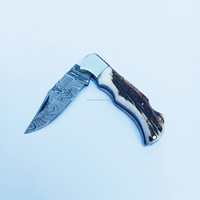 Couteau pliant Damas fait main en gros Couteau de chasse d'extérieur avec manche en corne de cerf avec étui en cuir