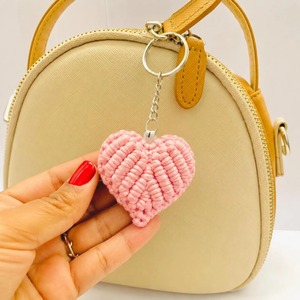 Porte-clés en forme de cœur, objet décoratif, charme en macramé fait main, parfait pour les sacs, les clés et la décoration de la maison - Product Image 3