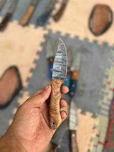Cuchillo de Acero de Damasco Forjado a Mano con Hoja Fija, Punta Clip, Espiga Recta, Mango de Madera, Borde Biselado, Diseño Artístico OEM - Product Image 6