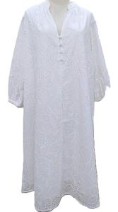 Robe ample professionnelle en coton 100% écologique à œillets, manches longues bouffantes naturelles, col en V. pour le port quotidien au bureau - Product Image 5
