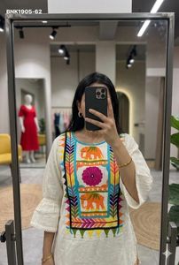 Collection de hauts longs en pur coton Khadi pour les fêtes, avec motif et broderie multi-fils sur le col, fournisseur de Surat pour la mode féminine. - Product Image 3