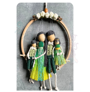 Muñeca de Macramé Familiar Personalizada Única, Colgante Vertical con Cuatro Figuras Adorables, Decoración del Hogar en Verde, Disponible al por Mayor - Product Image 1