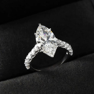 Anillo de compromiso de diamante Moissanite de corte Marquesa con banda pavimentada Anillo solitario de inspiración vintage para mujer, joyería fina - Product Image 1