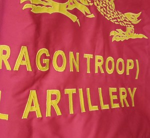 Bandera de Tela Roja Personalizada con Dragón Bordado en Algodón para Eventos Deportivos y Actividades de Equipo - Product Image 3