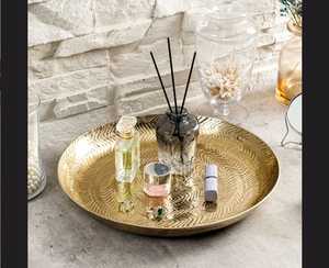 Plateau décoratif rond moderne plaqué or avec motif abstrait gravé pour le rangement de cosmétiques et la décoration intérieure - Product Image 2