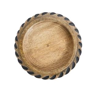 Assiette de service ronde en bois faite à la main avec un design à bords noirs Plat en bois rustique unique Essentiels de salle à manger écologiques - Product Image 1